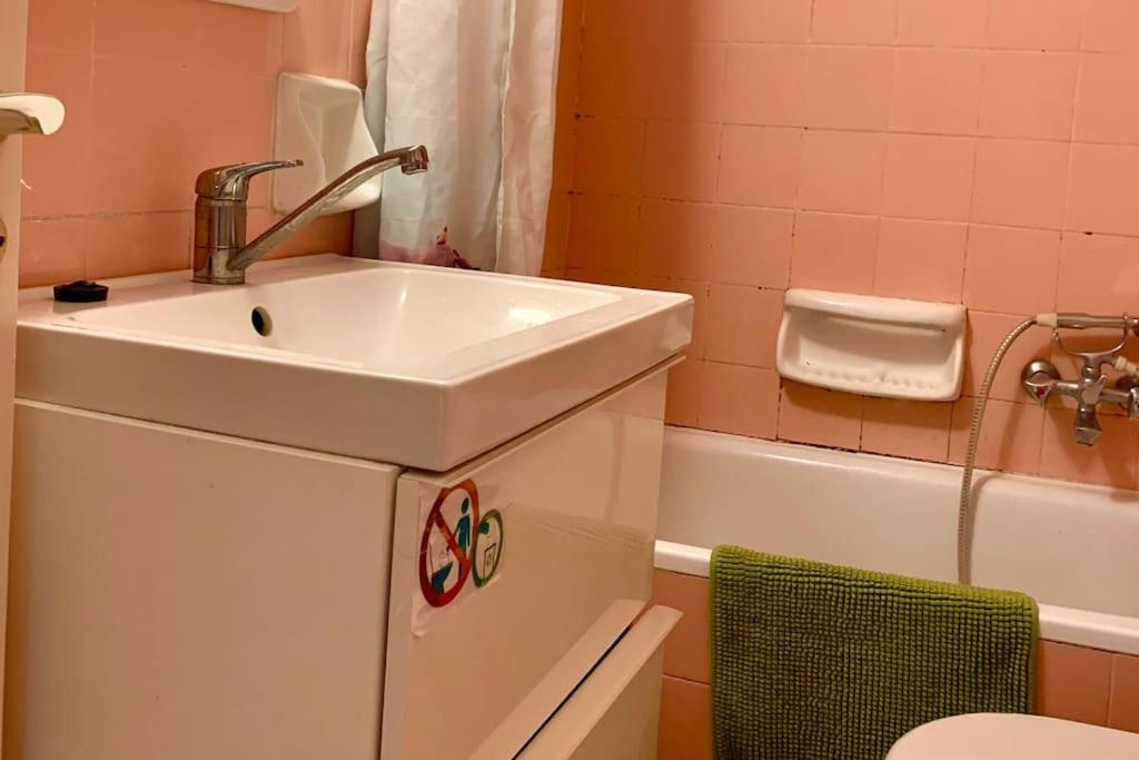 2 Bedroom Apartment 300 Meters Metro Aghios Loanis Athén Kültér fotó